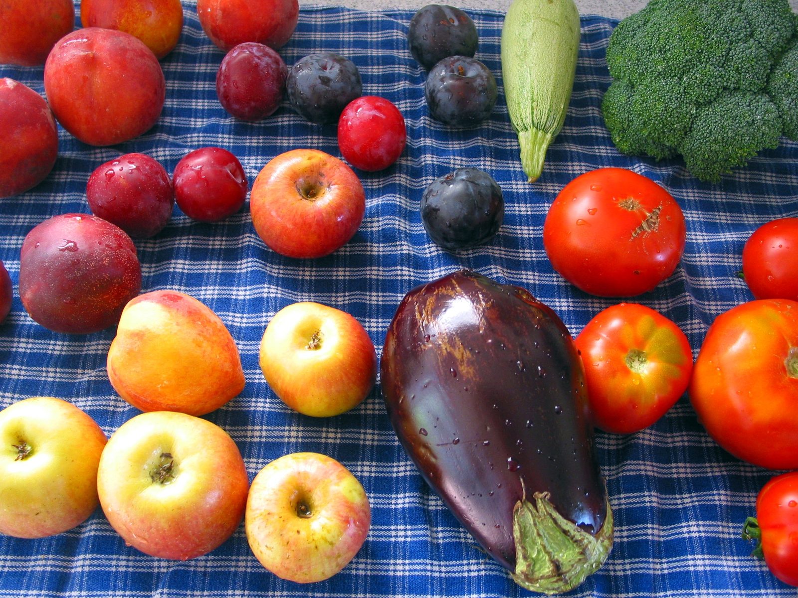 Fresh produce at a California farmers market. Other eligible districts can access the co-op's contracts through piggybacking without running their own bids.